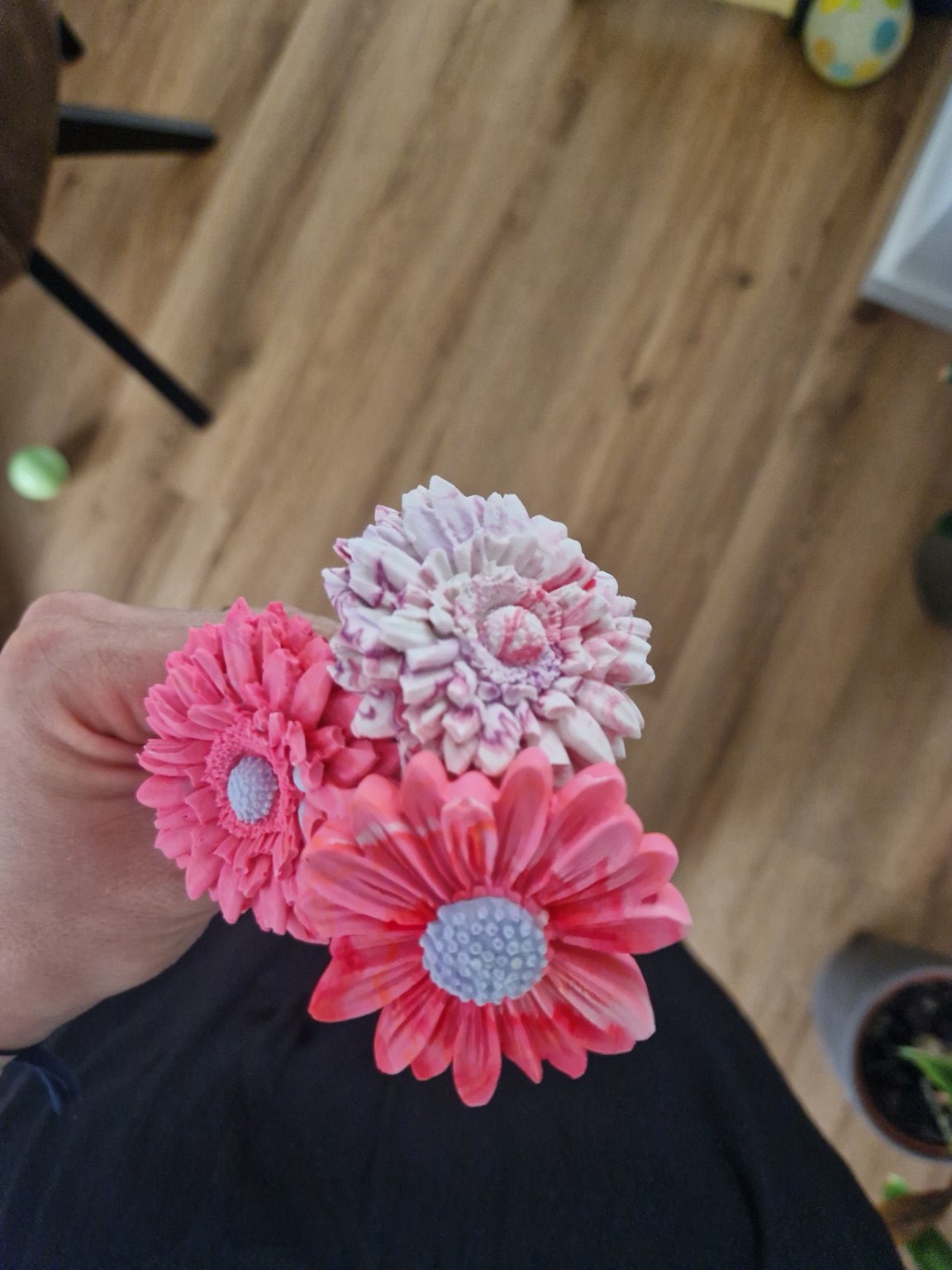 Von Hand gestaltete bunte Blumen aus Gießmaterial