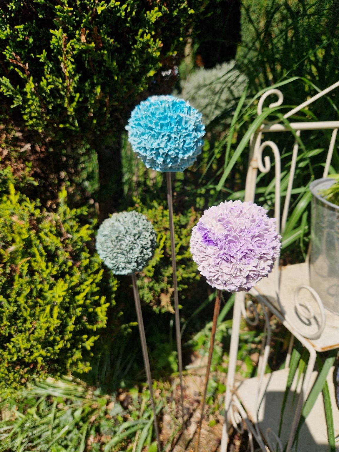 Bunte dekorative Blumenkugeln im Garten