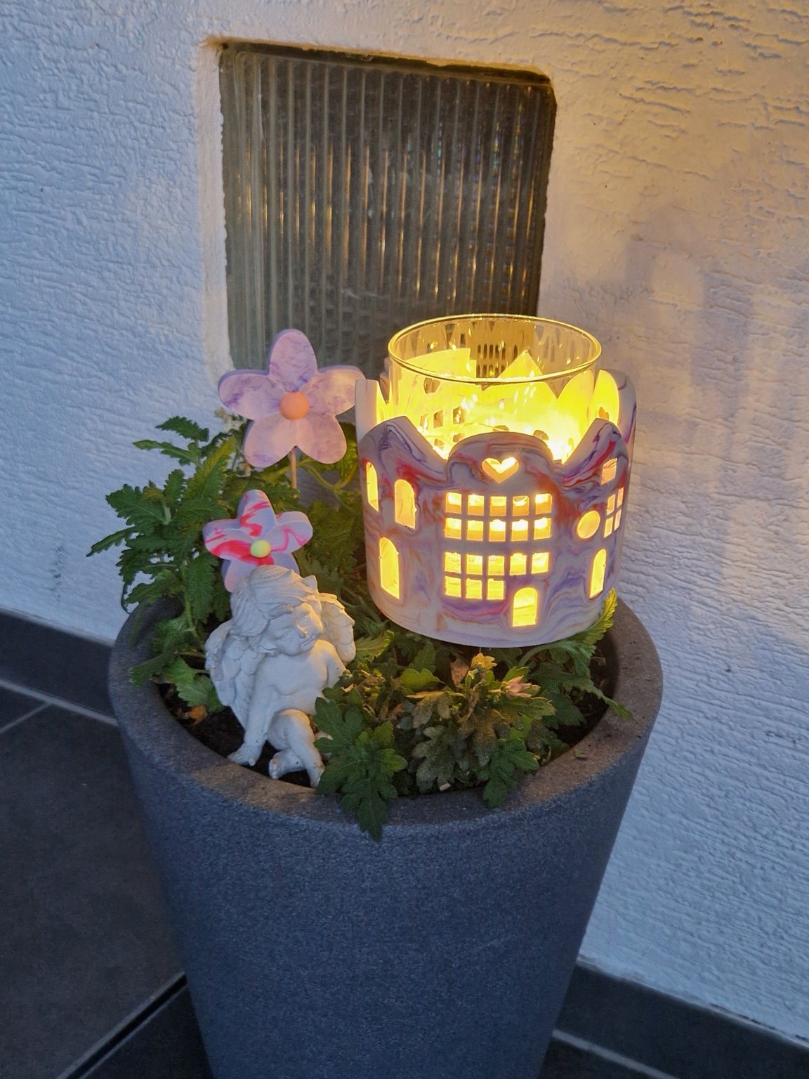 Leuchtende handgemachte Gartendekoration im Pflanzgefäß