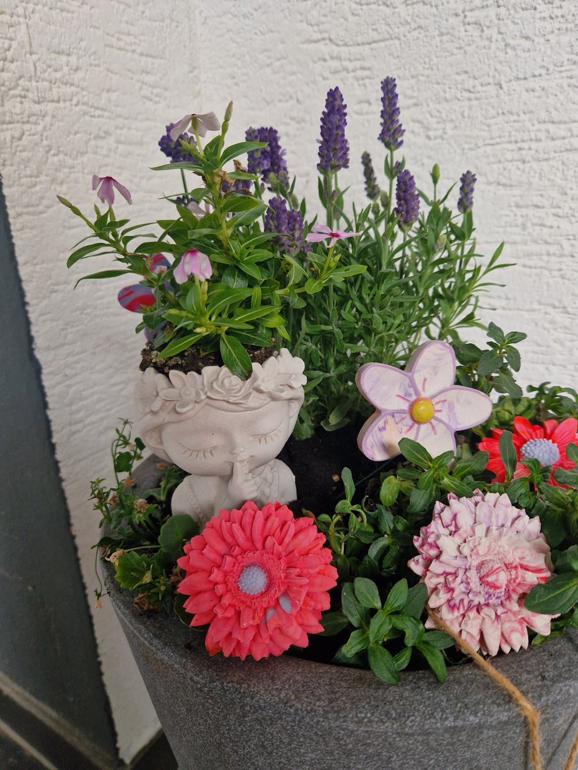 Bunt bepflanztes Gefäß mit dekorativen Blumen