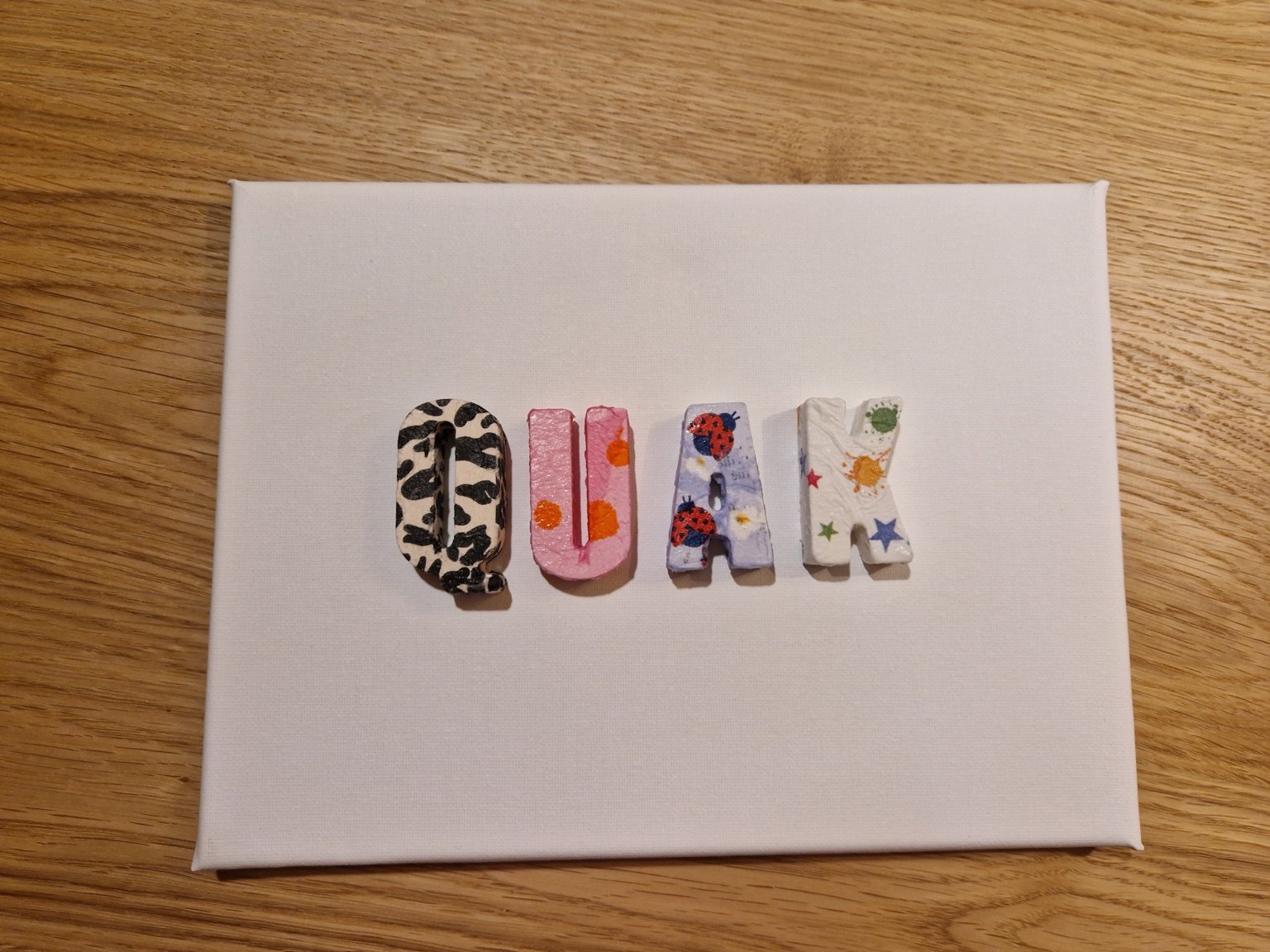 Handgemachte Buchstaben auf einer weißen Karte